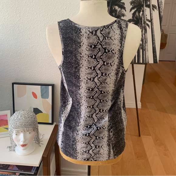 JOIE Snakeprint sleeveless button-up lightweight 100% Silk top/blouse - Picture 3 of 9